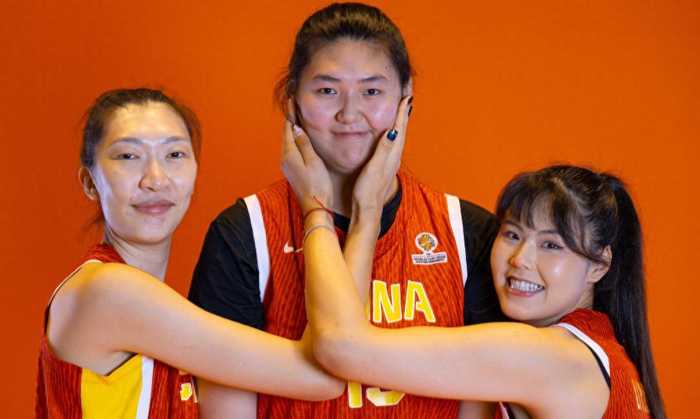 2米01李月汝只能打后卫？女篮第一大腿出炉：张子宇被2中锋抱大腿